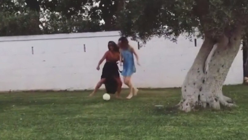 Emily Ratajkowski, non solo dolce vita in Italia: il video della partitella a calcio
