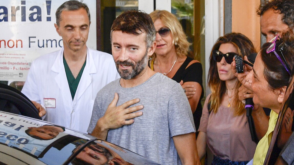 Max Biaggi lascia l'ospedale: al suo fianco c'è Bianca Atzei