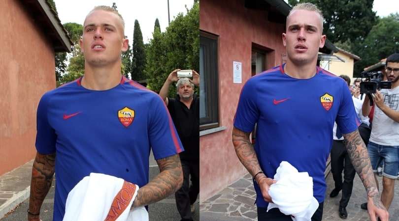 Karsdorp a Villa Stuart con la maglia della Roma