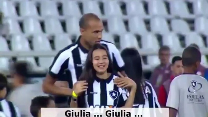 Botafogo, l'abbraccio dei tifosi alla figlia cieca di Roger