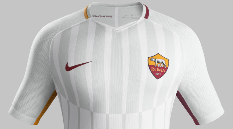 La seconda maglia della Roma vista da vicino