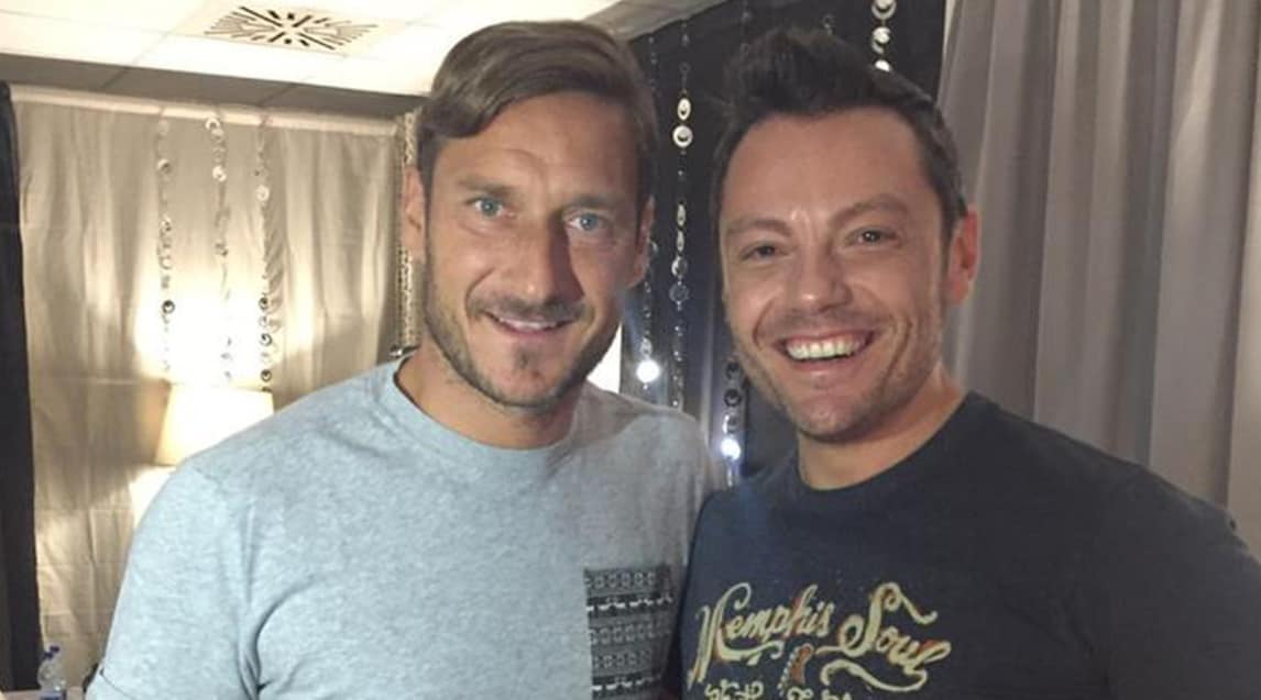 Totti sul palco al concerto di Tiziano Ferro: Olimpico in delirio