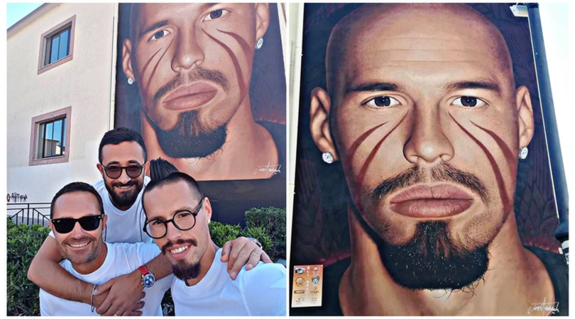 Napoli, Hamsik in posa davanti al suo murales