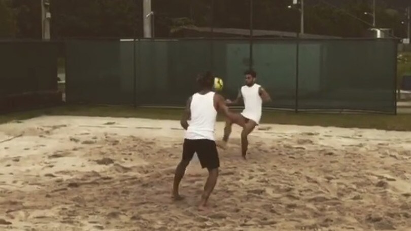 Dani Alves e Neymar danno spettacolo in spiaggia