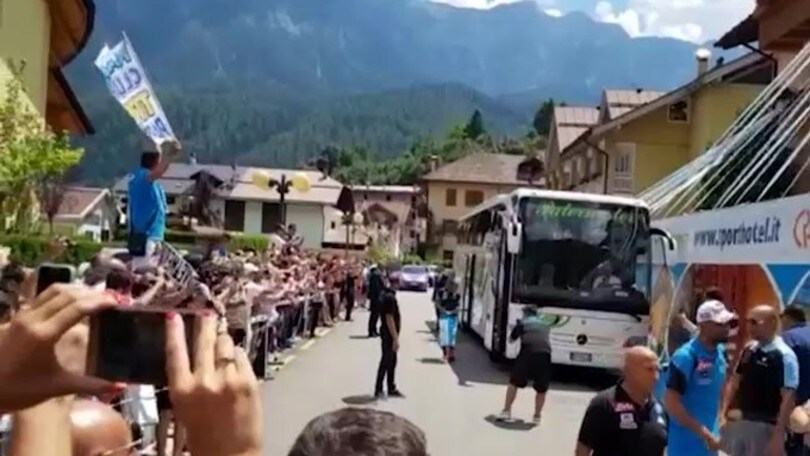 Il Napoli accolto da tanti tifosi in ritiro