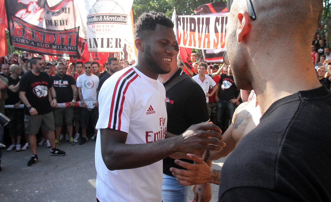 Milan, migliaia di tifosi al raduno. E arriva Conti