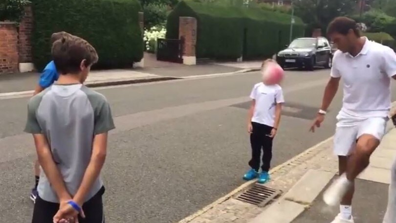 Wimbledon, Rafa Nadal si rilassa giocando a calcio con dei ragazzi