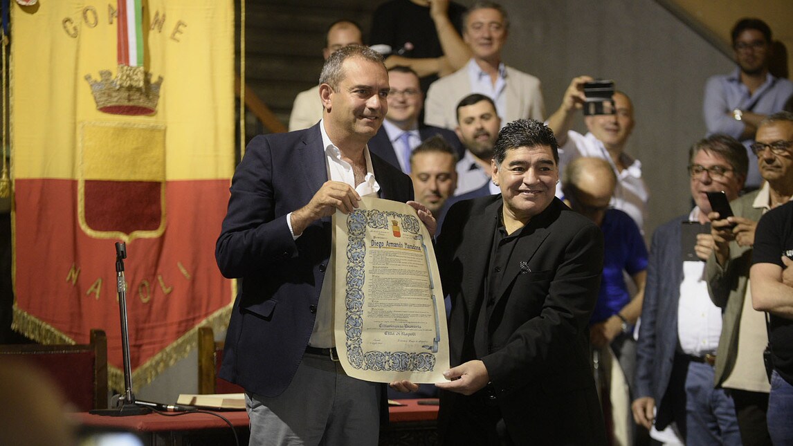 <p>Il Pibe de Oro riceve la pergamena della cittadinanza onoraria di Napoli dal sindaco Luigi De Magistris: «Nessuno mi ha voluto bene come voi»</p>
