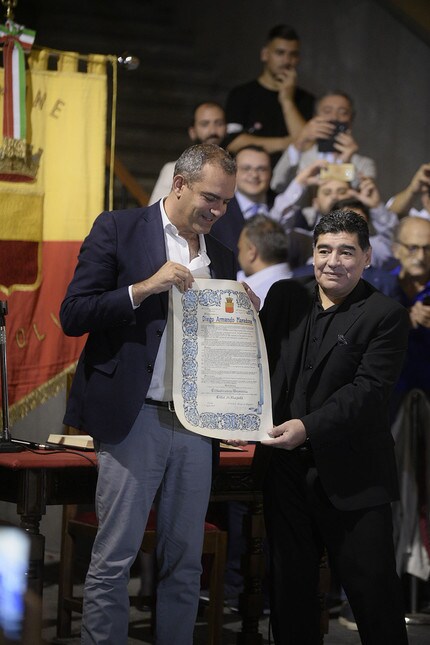 <p>Il Pibe de Oro riceve la pergamena della cittadinanza onoraria di Napoli dal sindaco Luigi De Magistris: «Nessuno mi ha voluto bene come voi»</p>
