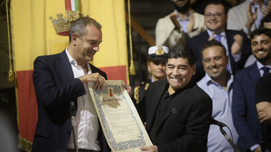 <p>Il Pibe de Oro riceve la pergamena della cittadinanza onoraria di Napoli dal sindaco Luigi De Magistris: «Nessuno mi ha voluto bene come voi»</p>
