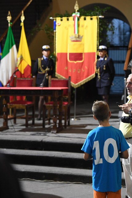 <p>Il Pibe de Oro riceve la pergamena della cittadinanza onoraria di Napoli dal sindaco Luigi De Magistris: «Nessuno mi ha voluto bene come voi»</p>
