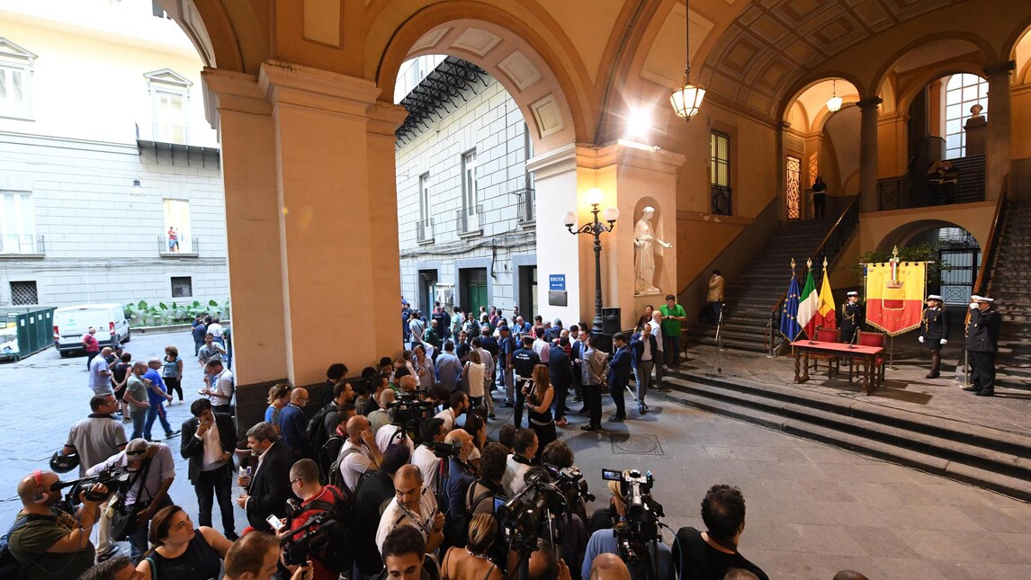 <p>Il Pibe de Oro riceve la pergamena della cittadinanza onoraria di Napoli dal sindaco Luigi De Magistris: «Nessuno mi ha voluto bene come voi»</p>
