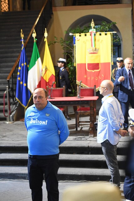 <p>Il Pibe de Oro riceve la pergamena della cittadinanza onoraria di Napoli dal sindaco Luigi De Magistris: «Nessuno mi ha voluto bene come voi»</p>
