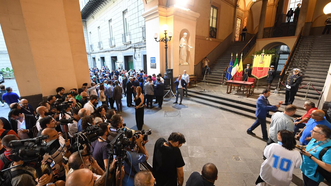 <p>Il Pibe de Oro riceve la pergamena della cittadinanza onoraria di Napoli dal sindaco Luigi De Magistris: «Nessuno mi ha voluto bene come voi»</p>
