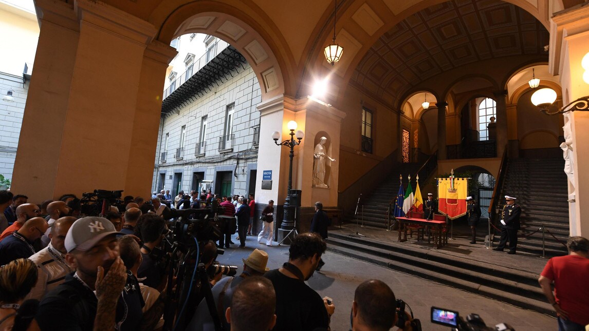 <p>Il Pibe de Oro riceve la pergamena della cittadinanza onoraria di Napoli dal sindaco Luigi De Magistris: «Nessuno mi ha voluto bene come voi»</p>
