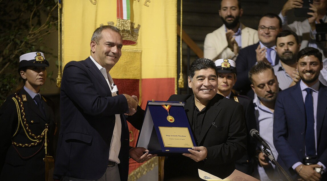 <p>Il Pibe de Oro riceve la pergamena della cittadinanza onoraria di Napoli dal sindaco Luigi De Magistris: «Nessuno mi ha voluto bene come voi»</p>
