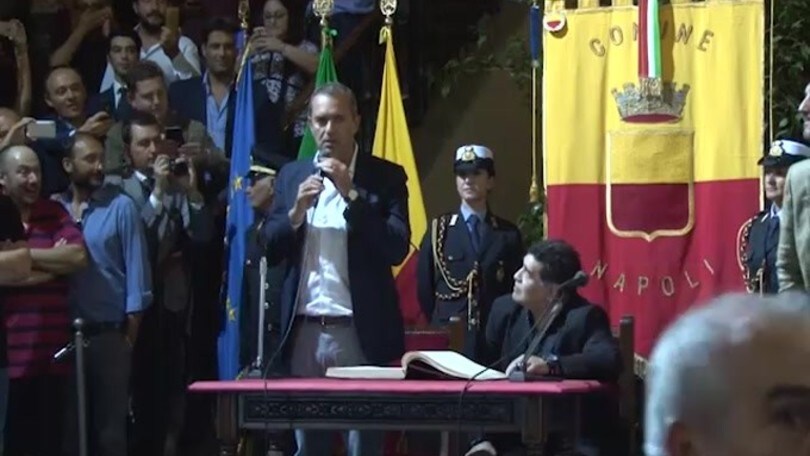 De Magistris a Maradona: "Resterai per sempre il nostro numero 10"