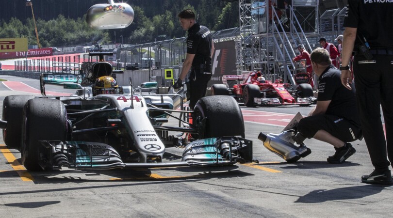 F1, Gp Austria: Hamilton sostituisce il cambio, perderà 5 posti in griglia
