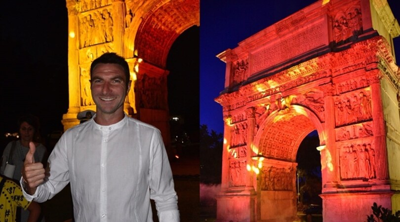 Benevento, l'Arco di Traiano colorato di giallorosso
