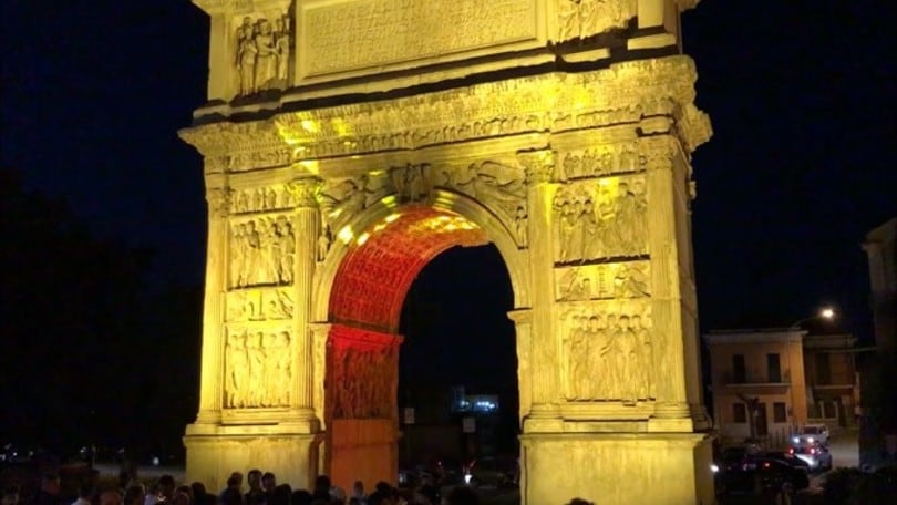 Benevento, l'Arco di Traiano si colora di giallorosso