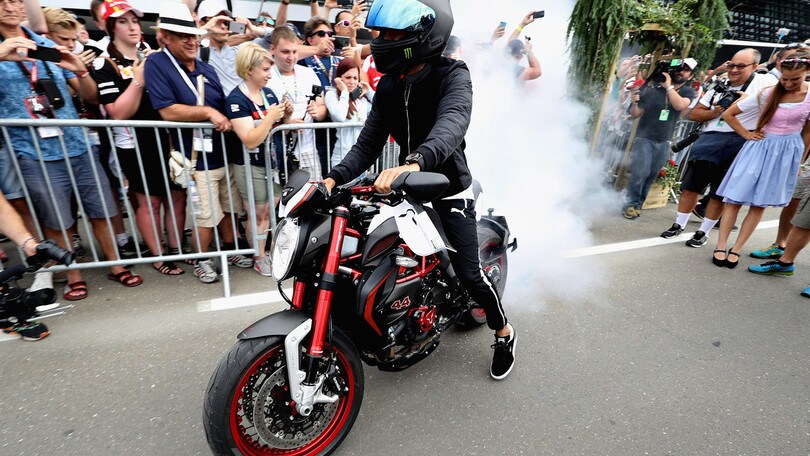 F1, Gp Austria: Hamilton arriva in moto e sgomma