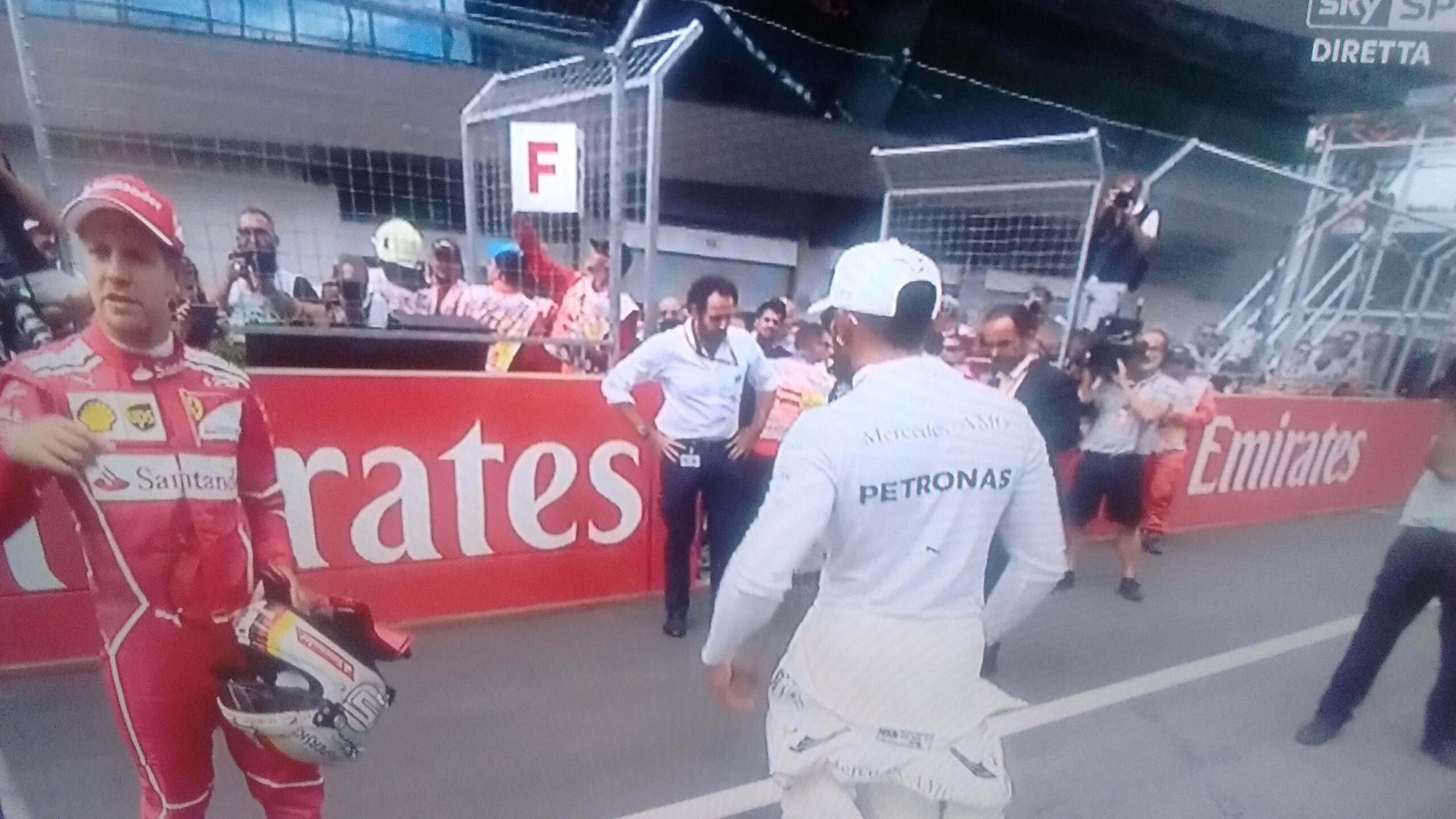 F1, rabbia Hamilton: non stringe la mano a Vettel