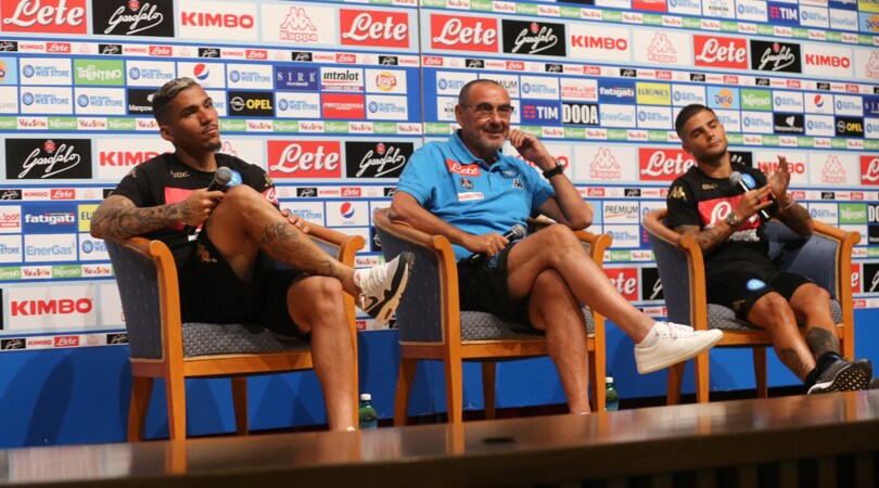 Napoli: Sarri, Insigne e Allan avvolti nell'abbraccio dei tifosi