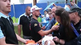 Napoli, Mertens firma autografi