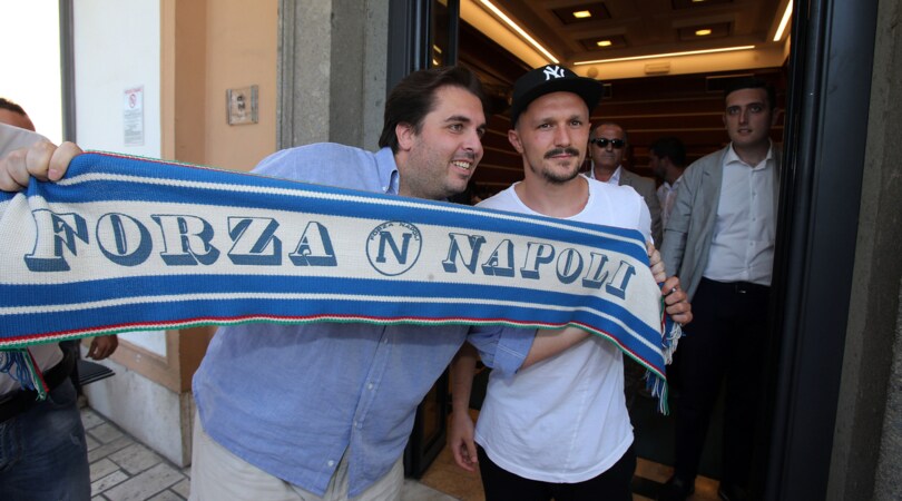 Napoli, le prime immagini di Mario Rui dopo le visite mediche