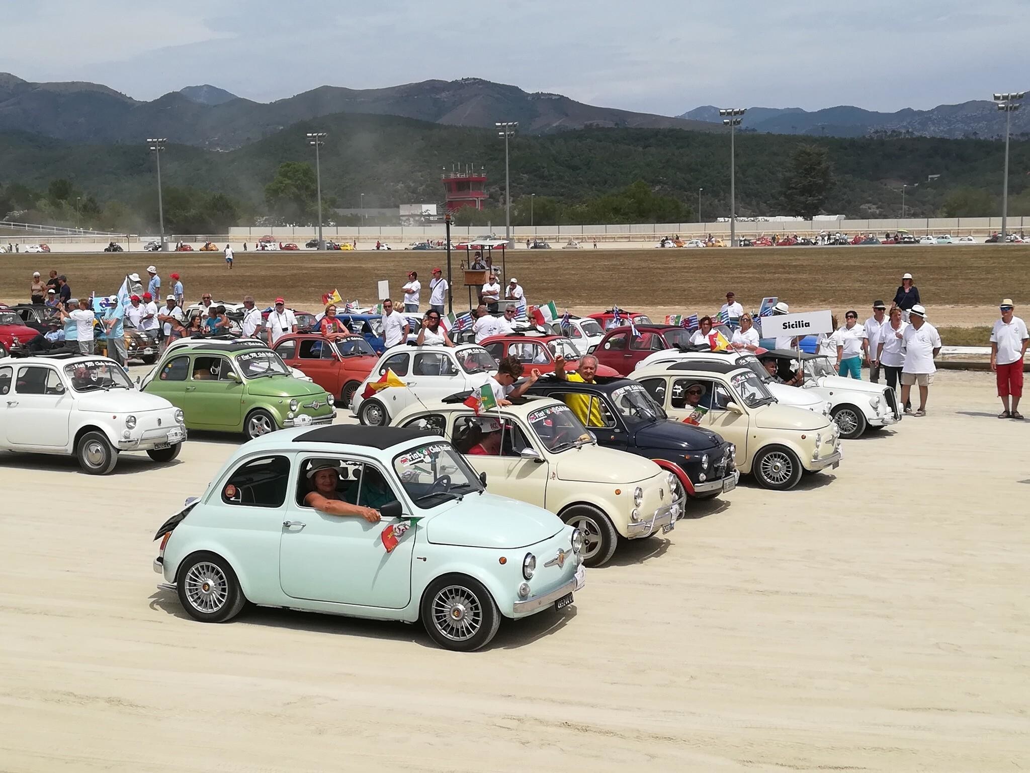 La carica delle 500: le foto del maxi raduno per i 60 anni