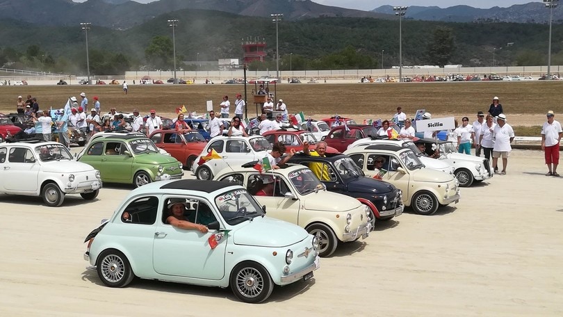 La carica delle 500: le foto del maxi raduno per i 60 anni