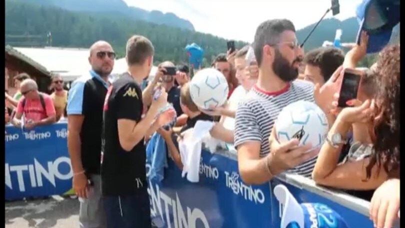 Napoli, Jorginho firma autografi
