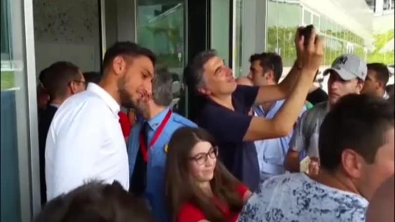 Milan, i tifosi travolgono Donnarumma
