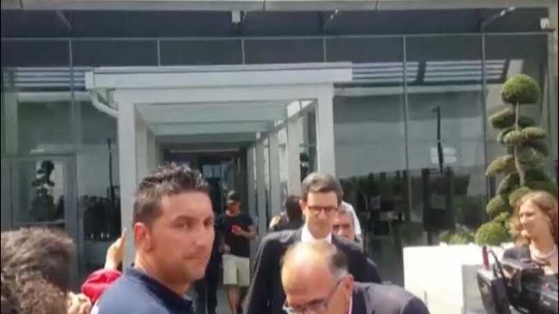 Douglas Costa esce dal JMedical
