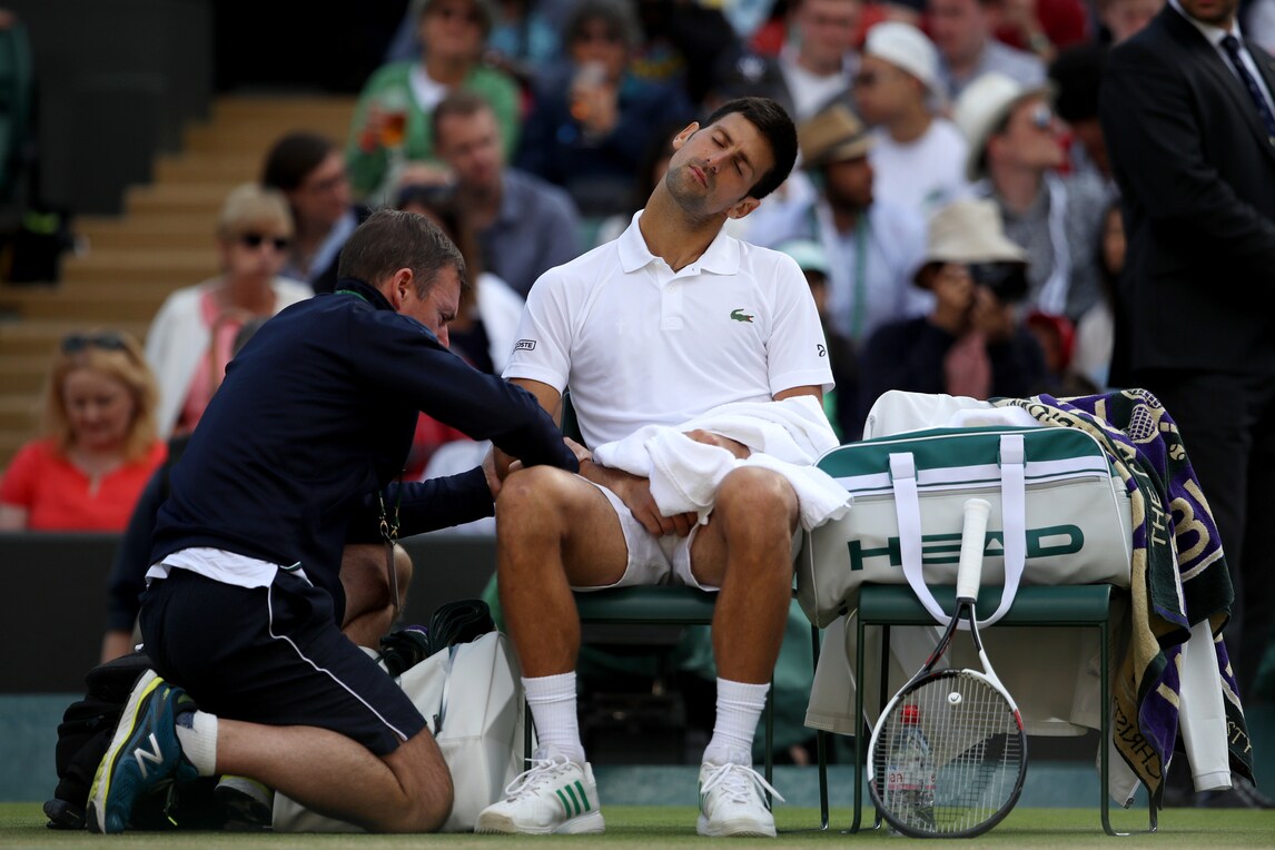 Wimbledon: Djokovic si ritira, Federer unico "grande" in semifinale