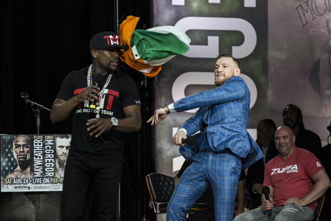 McGregor lancia la bandiera irlandese a Mayweather