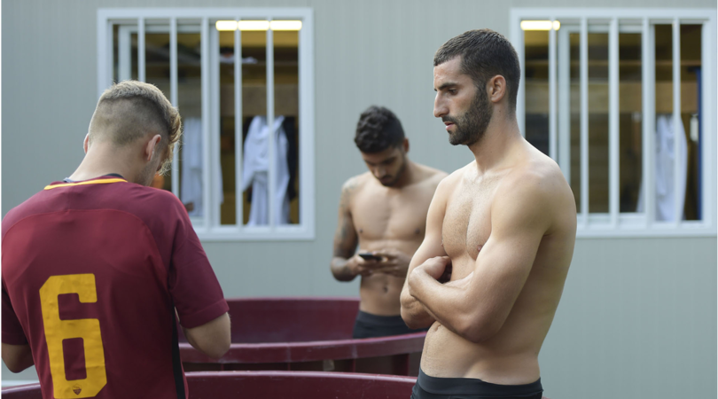 Roma, Gonalons si rilassa dopo l'allenamento