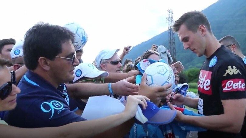 Napoli, Milik firma autografi a Dimaro