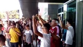 Casa Milan, cori ed entusiasmo dei tifosi che aspettano Bonucci