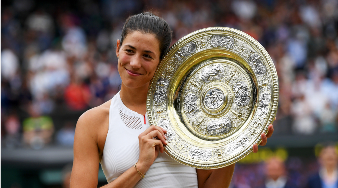Tennis, Garbine Muguruza alza il trofeo sul prato verde di Wimbledon: è lei la regina