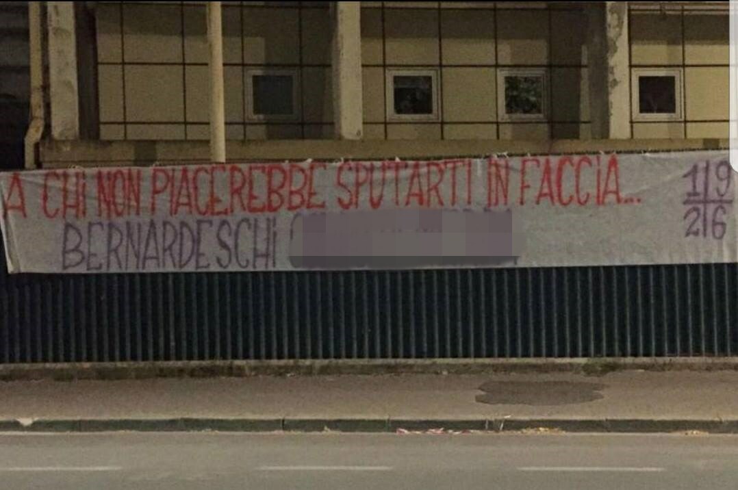 Fiorentina: striscione dei tifosi contro Bernardeschi alla Juventus