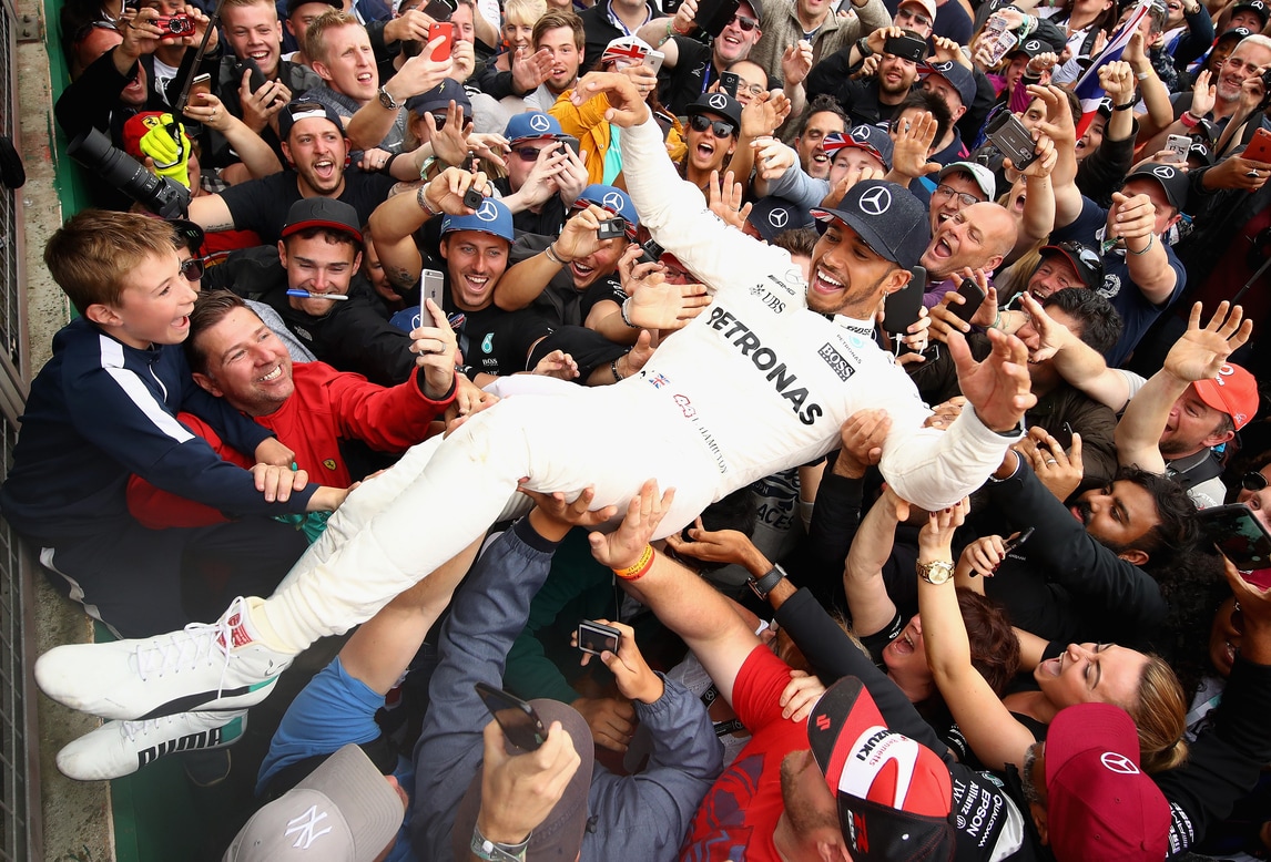 F1, Silverstone: Hamilton rockstar tra la folla