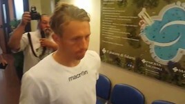 Lazio, per Lucas Leiva visite mediche finite. L'abbraccio con i tifosi