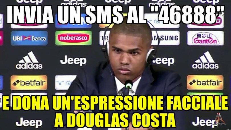 Juve, Douglas Costa e lo sguardo in conferenza stampa: i social si scatenano