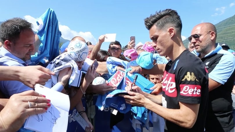 Napoli, i tifosi abbracciano Callejon: Vogliamo il tricolore