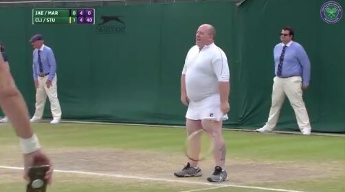 Tennis: lo spettatore disturba, Kim Clijsters lo fa giocare in gonnella