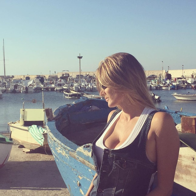 <p>La popolare giornalista e conduttrice tv in grande forma in vacanza prima della nuova stagione televisiva</p>
