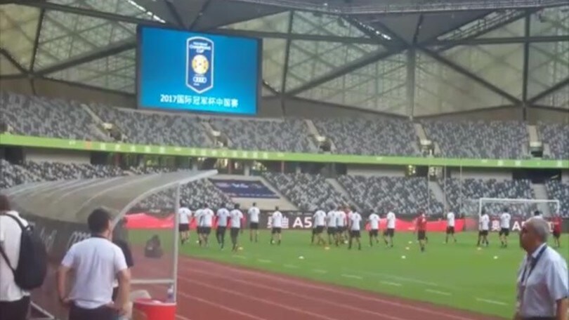 Il Milan si allena allo stadio di Shenzhen