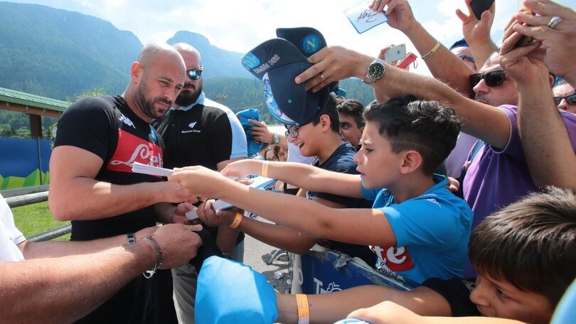 Napoli, tifosi in delirio per Reina