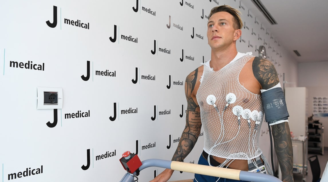 Juventus, le visite mediche di Bernardeschi